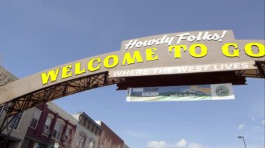 Hoş geldiniz sağ altın Colorado işaretine kadar yakın geniş pan.