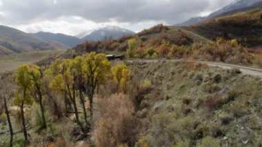 Tren sonbahar manzara ile rulo