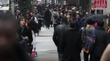 insanlar ve araçlar ile işlek cadde