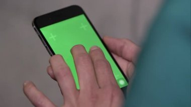 birisi smartphone ile yeşil ekran kullanarak.