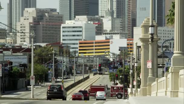 Városi utca felé a felhőkarcolók, a Los Angeles-i. — Stock videók