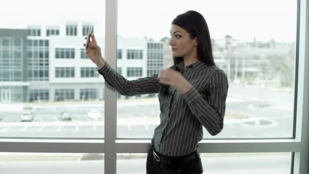 Mujer tomando fotos con smartphone — Vídeos de Stock