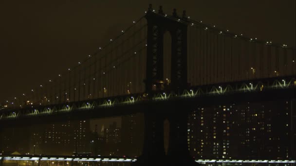 East River y el puente de Manhattan — Vídeos de Stock