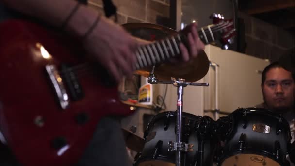 Człowiek, grać na gitarze elektrycznej z perkusistą — Wideo stockowe