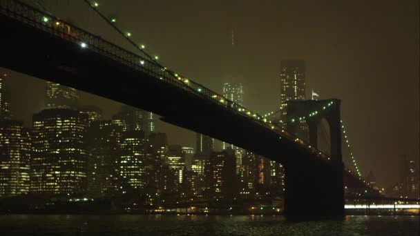 East River en de Brooklyn Bridge. — Stockvideo