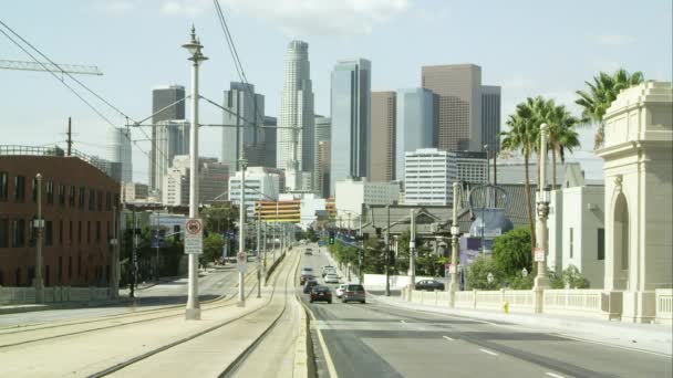 ロサンゼルスの高層ビルへの街. — ストック動画