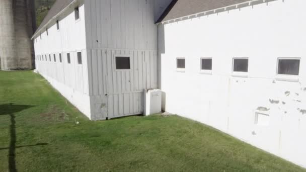 Duża biała stodoła — Wideo stockowe