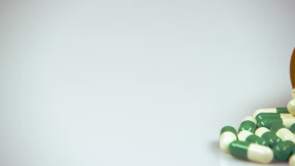 Pillole in un flacone aperto di prescrizione — Video Stock
