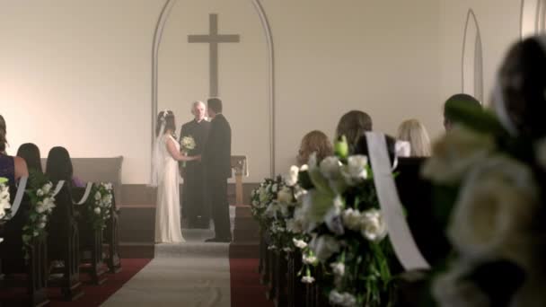 Novia y novio en el frente de una capilla — Vídeos de Stock