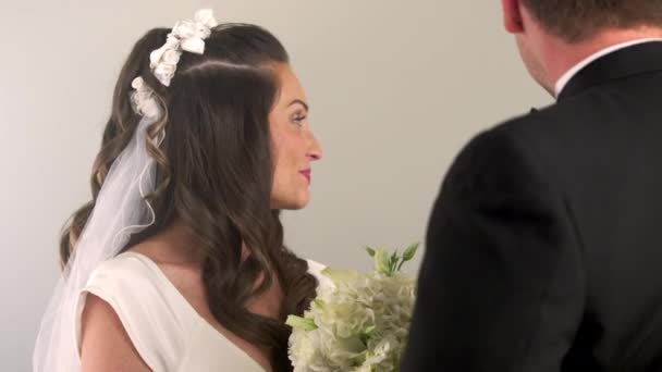 prédicateur parler avec une mariée et marié .