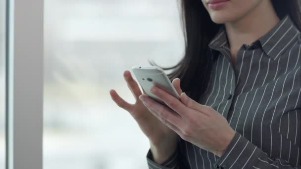 Femme faisant appel avec smartphone . — Video