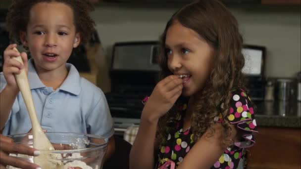 Câmera lenta da menina sorrindo uma mordida de chips de chocolate . — Vídeo de Stock