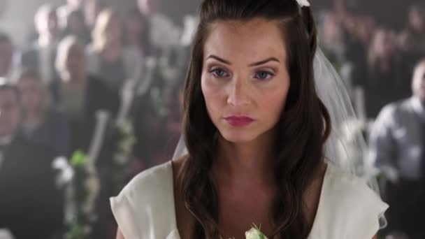 Невеста без жениха печально смотрит на проповедника — стоковое видео