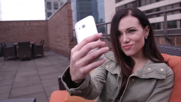 Femme posant comme elle prend sa photo avec un smartphone . — Video
