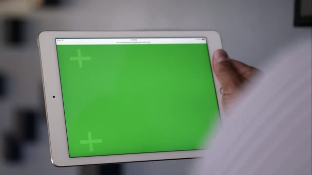 Sluit tot weergave over de schouder van persoon met behulp van Tablet PC met groen scherm. — Stockvideo