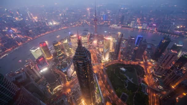 Time lapse mirando hacia abajo a la torre de Jin Mao en Shanghai China . — Vídeo de stock