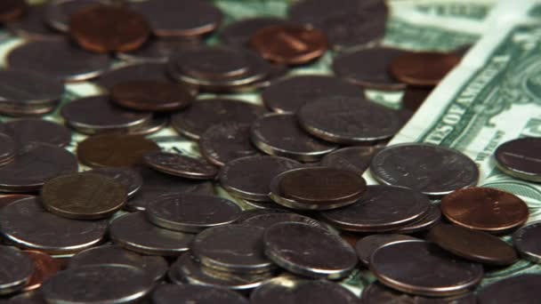 Pièces et billets américains éparpillés .