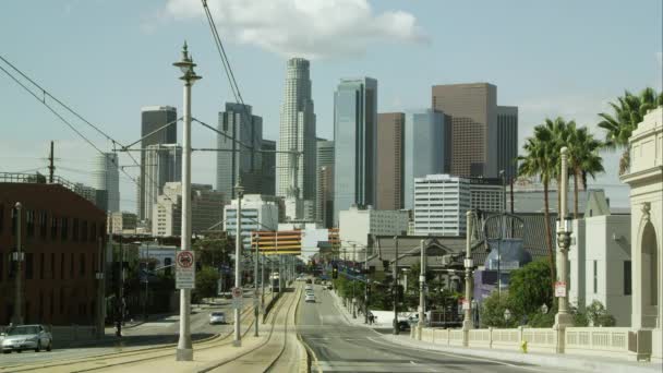 Stad straat richting wolkenkrabbers in Los Angeles. — Stockvideo