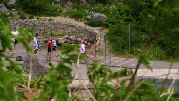 Adolescentes caminhando ao longo de um caminho em Bridal Veil Falls em Provo, Utah . — Vídeo de Stock