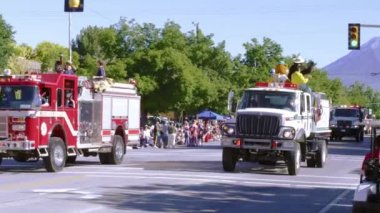 geçit töreni izlerken insan.