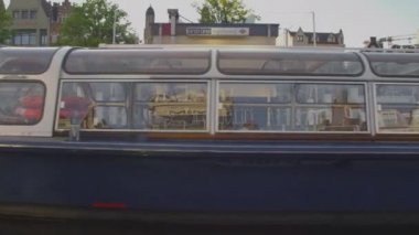 Amsterdam hareketli bir tekneden.