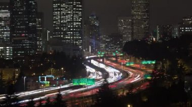 Zaman atlamalı traffice gece Seattle 5 karayolu üzerinde ve şehir içi.
