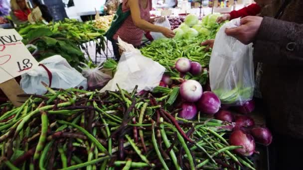 Frische produkte auf dem markt in san francisco — Stockvideo