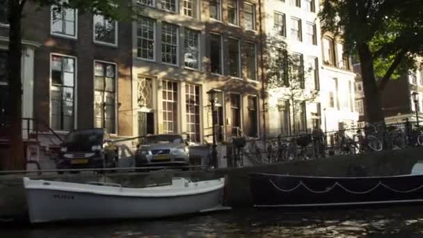 Sledovací záběr ulice nacházející se vedle amsterdamského průplavu — Stock video