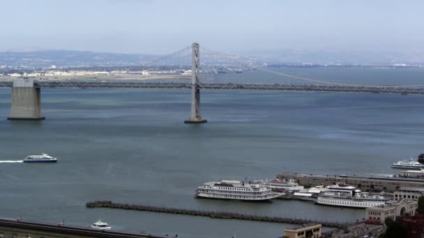 San Francisco Bay Bridge a budovy — Stock video