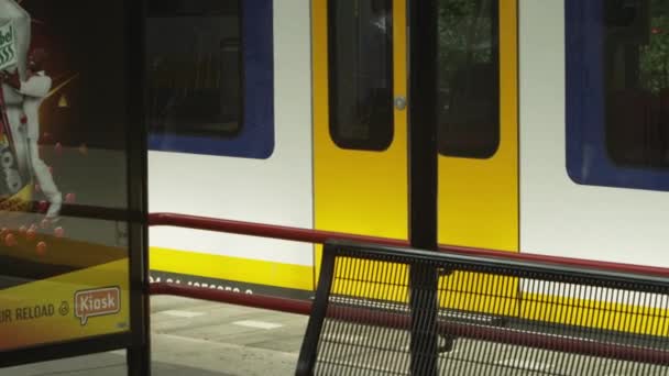 Tren estacionado en un depósito de trenes — Vídeo de stock