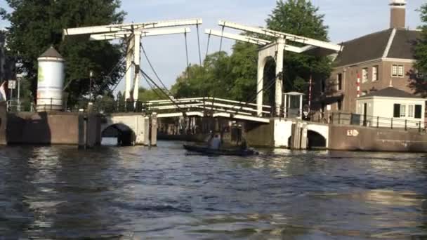 Tracking shot de puente levadizo y el centro de Amsterdam en Holanda — Vídeo de stock