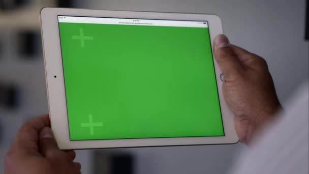Человек держит планшет с зеленым экраном . — стоковое видео