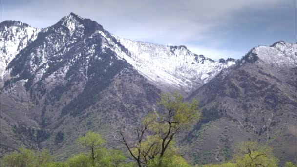 Berggipfel im Halbschatten. — Stockvideo