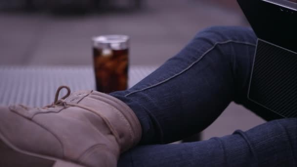 Uitzicht vanaf womans voeten te staan tijdens het typen op laptop. — Stockvideo