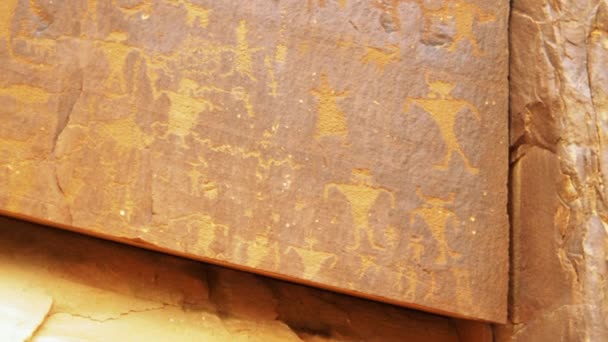 Древние рисунки на скалах Юты — стоковое видео