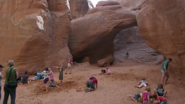 Gente alrededor de Sand Dune Arch — Vídeo de stock