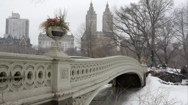 Slow motion pan links van de Bow Bridge. — Stockvideo