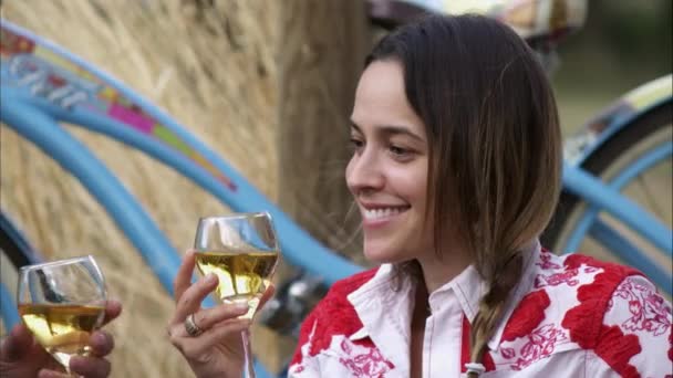 Vrouw genieten van wijn bij een buiten picknick — Stockvideo