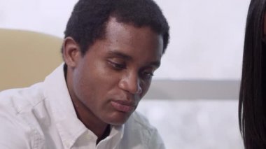 Tablet kadınla konuşan adam 