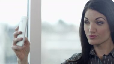 Kadın akıllı telefonuyla selfie çekiyor..