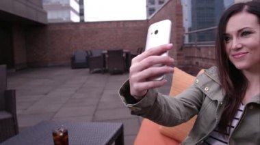 Kadın onu bir fotoğraf ile smartphone gerektiği öpüşme surat.