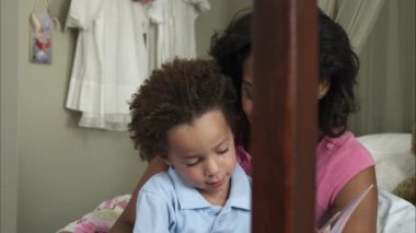 Genç çocuk okuma kitabı ağır çekim pan.