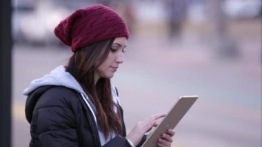 Tablet kullanan kadın Görünümü Kapat.