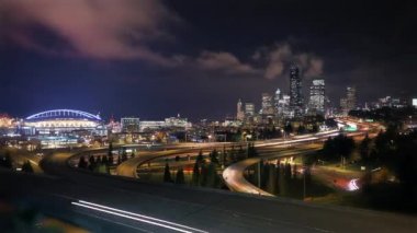 Seattle ve Centurylink alan içinde gökdelenler doğru seyir karayolunda trafik.