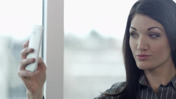 Donna scattare selfie con smartphone. — Video Stock
