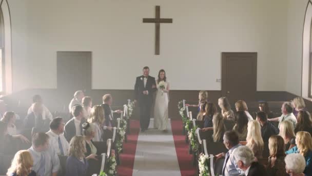 Bruden ler framtill på ett kapell trots — Stockvideo