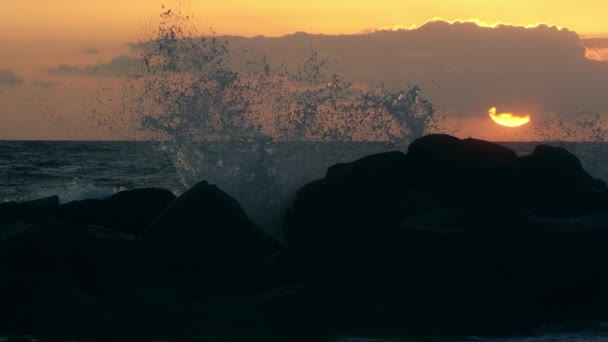 Vlny zřítilo na skalách při západu slunce — Stock video