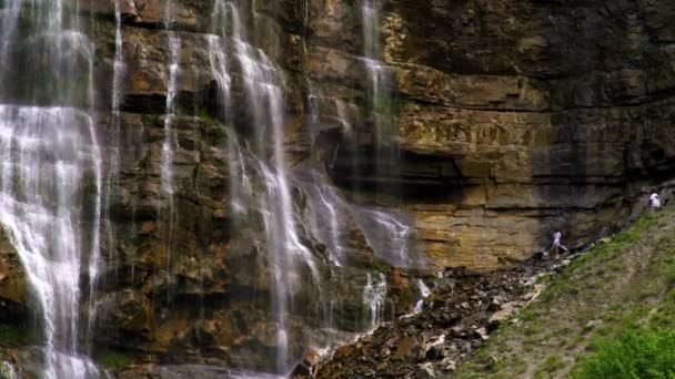 ブライダル ベール滝を登る人 — ストック動画
