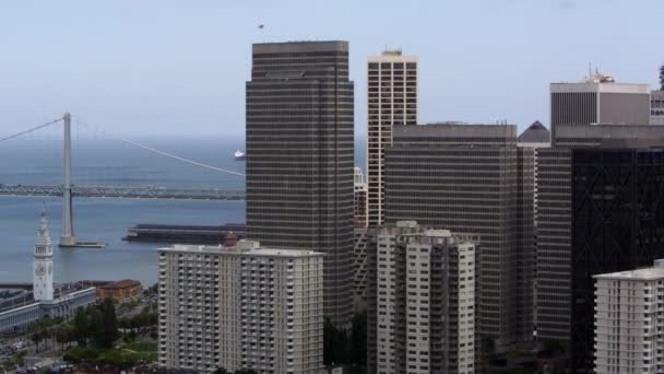 San Francisco Bay Bridge ed edifici — Video Stock