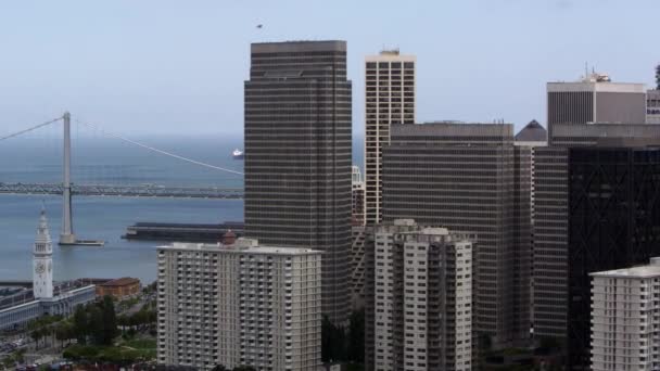 San Francisco Bay Bridge és épületek — Stock videók